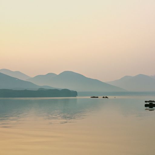 用什么诗句来赞美西湖