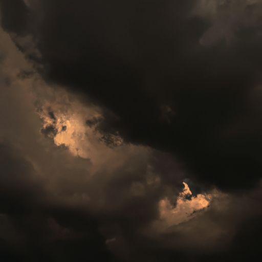 电尾烧黑云 雨脚飞银线什么意思