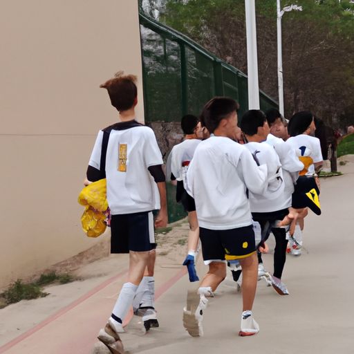 迹共少年疏 什么意思（情于故人重迹共少年疏什么意思）